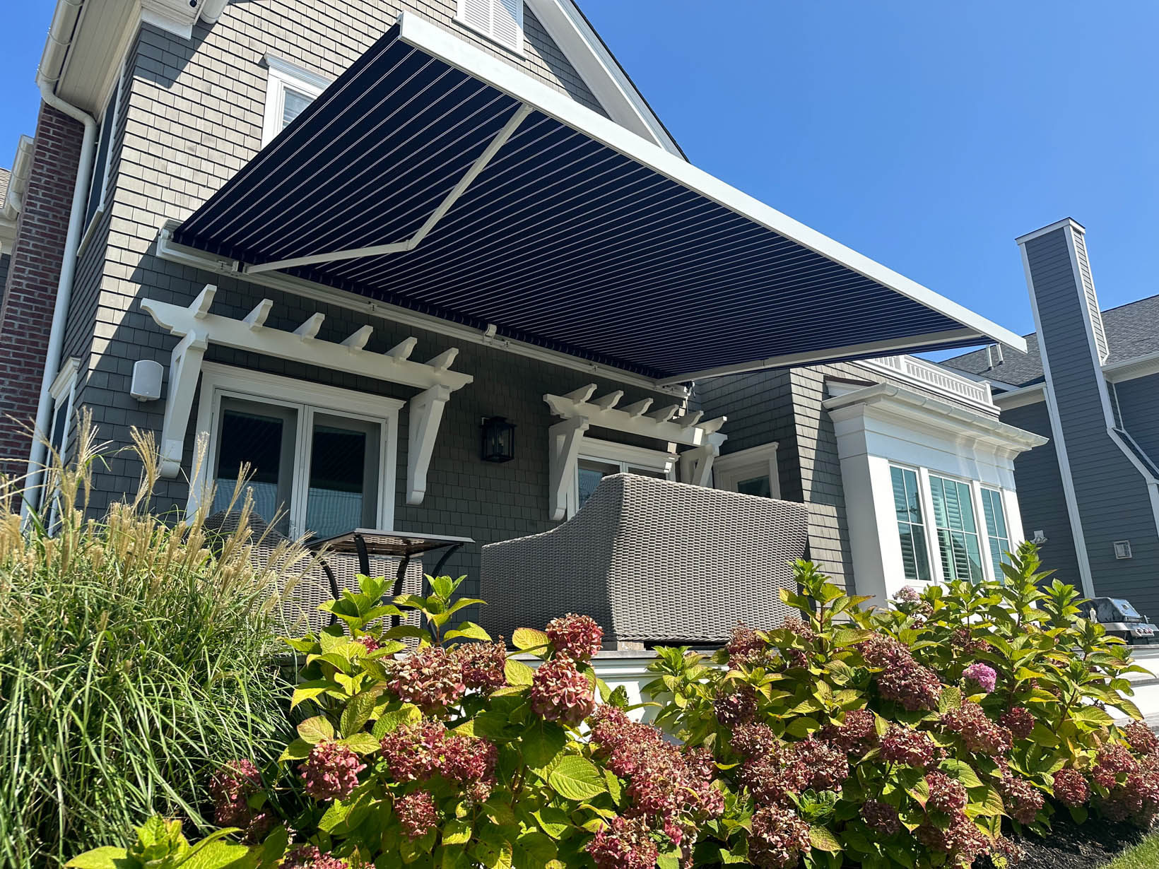 Louvered pergola awning