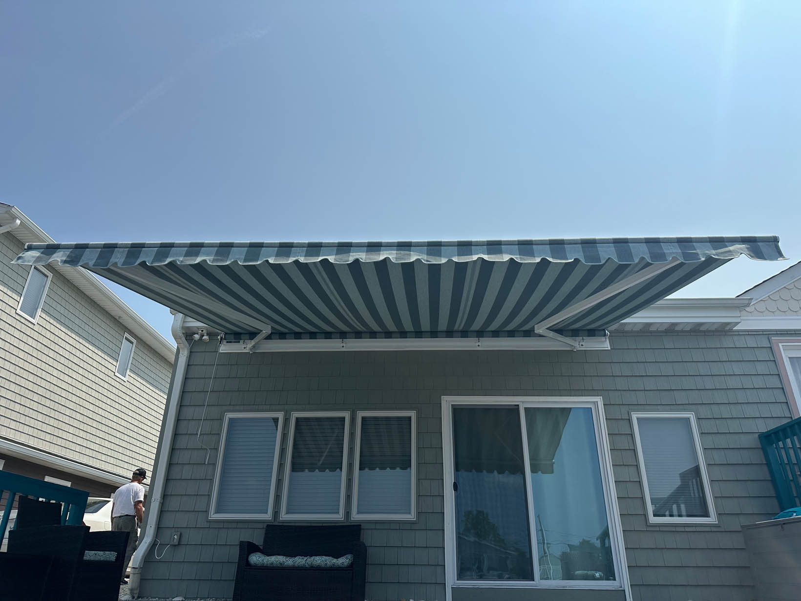 Retractable patio awning